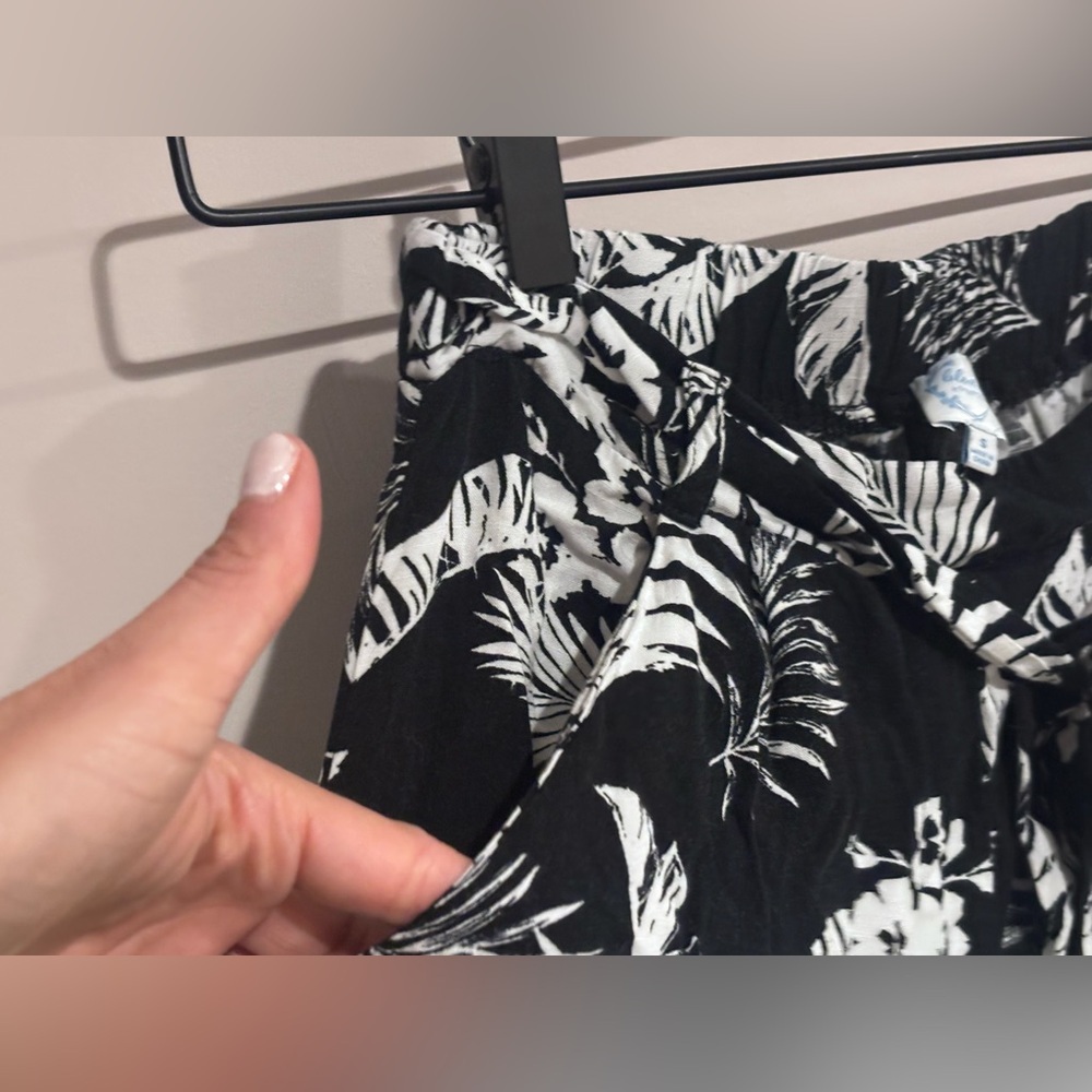 Francesca's Collections Black and White Tropical Print Shorts - Picture 3 of 11